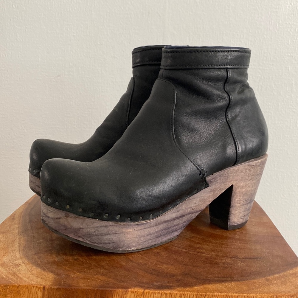 Platform clog boots